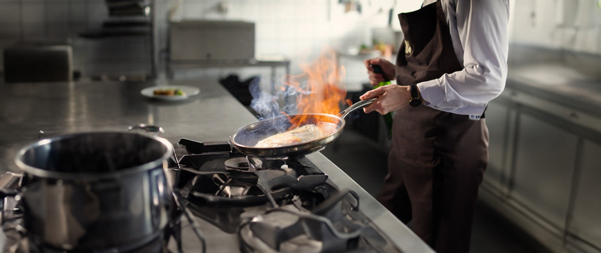 Støvlet Katrines Hus vælger stegepander fra ONYX Cookware
