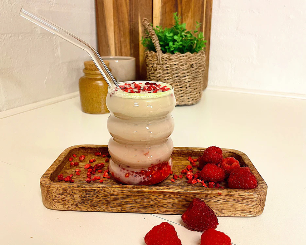 Berry Iced Matcha Latte – frisse matcha latte met aardbei en framboos