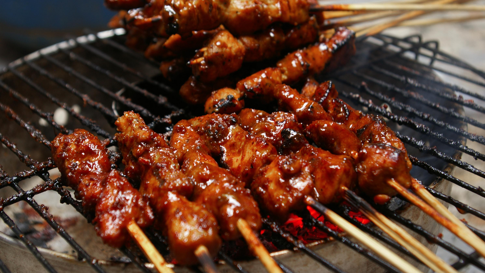 De grillfavoriet van de zomer: BBQ-gemarineerde kippenspiesjes met maïskolven