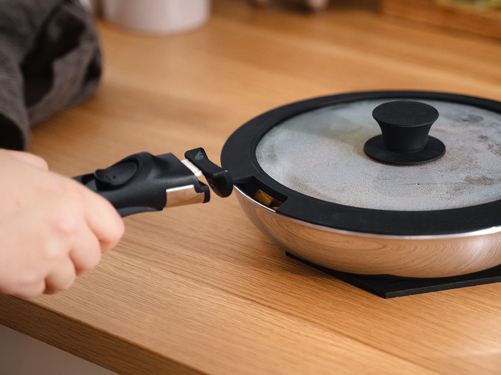 GEMENGDE KOEKENPAN MET AFNEEMBARE HANDGREEP – 2-DEELIGE SET - 3